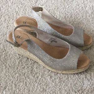 White Mountain metallic wedge open toe pumps